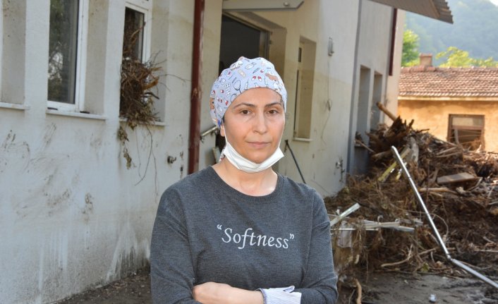 Selden dallarına tutunduğu ağaca çıkarak kurtulan Öznur hemşire, yaşadıklarını unutamıyor: