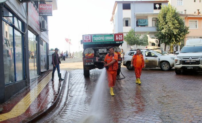 Selin vurduğu Bozkurt'ta çamurdan temizlenen sokaklar yıkanıyor