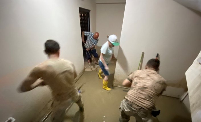 Sinop'un Ayancık ilçesinde Mehmetçik vatandaşın yaralarını sarıyor