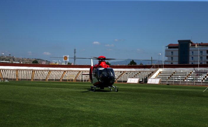Tokat'ta ambulans helikopter, minibüsün çarptığı yaşlı kadın için havalandı