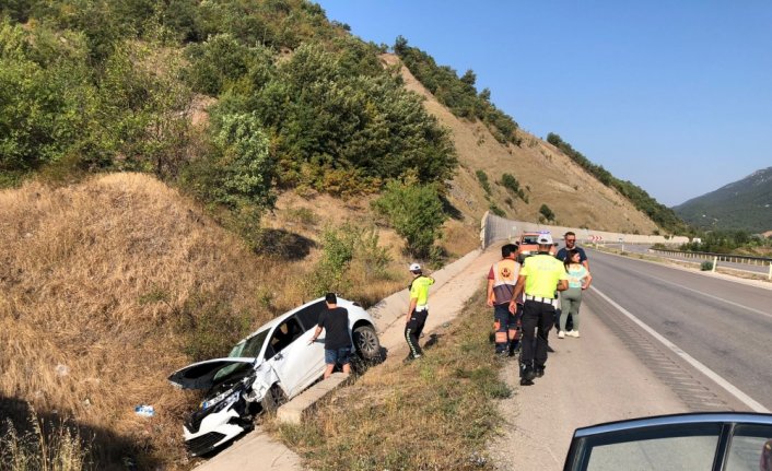 Tokat'ta istinat duvarına çarpan otomobildeki çift yaralandı