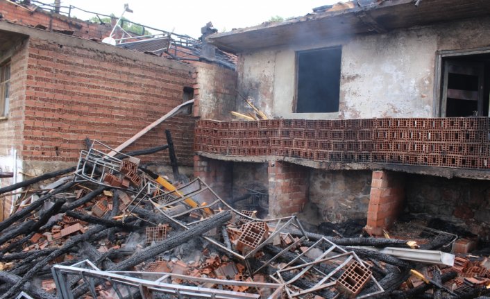 Tokat'ta saman balyalarının tutuşturduğu iki ev yandı