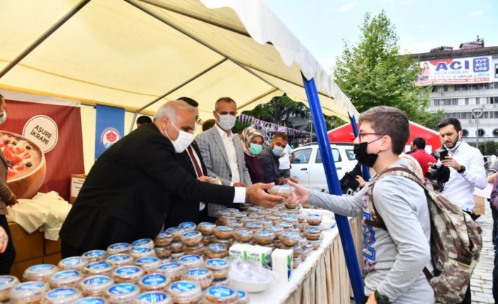 Trabzon'da vatandaşlara aşure ikram edildi