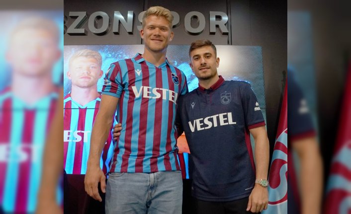 Trabzonspor, yeni transferleri Dorukhan Toköz ve Andreas Cornelius için imza töreni düzenledi