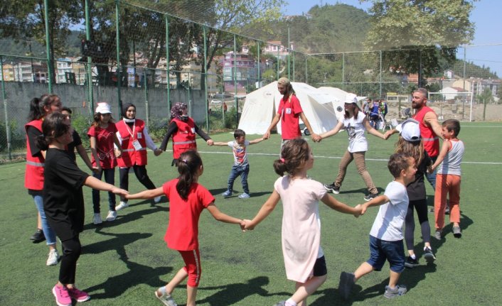 Türk Kızılay gönüllüleri sel felaketi yaşanan Ayancık'taki çocukların gülmesi için çalışıyor