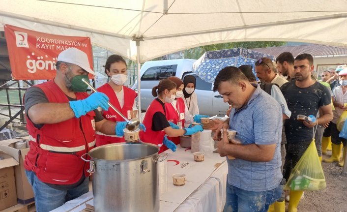 Türk Kızılay, sel felaketinin yaşandığı Sinop'ta 130 bin kişiye sıcak yemek sağladı