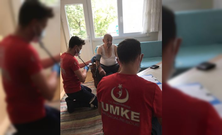 UMKE, Ayancık'taki sel felaketinde insanların yanı sıra hayvanları da unutmadı