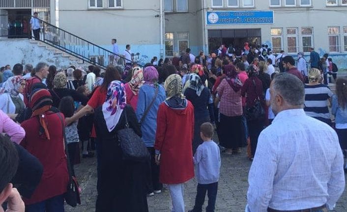 250 öğrenci ve öğretmenin sağlığı bir hizmetliye emanet