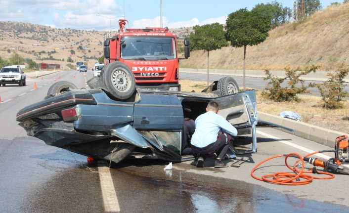 Amasya'da devrilen otomobilin sürücüsü yara almadan kurtuldu