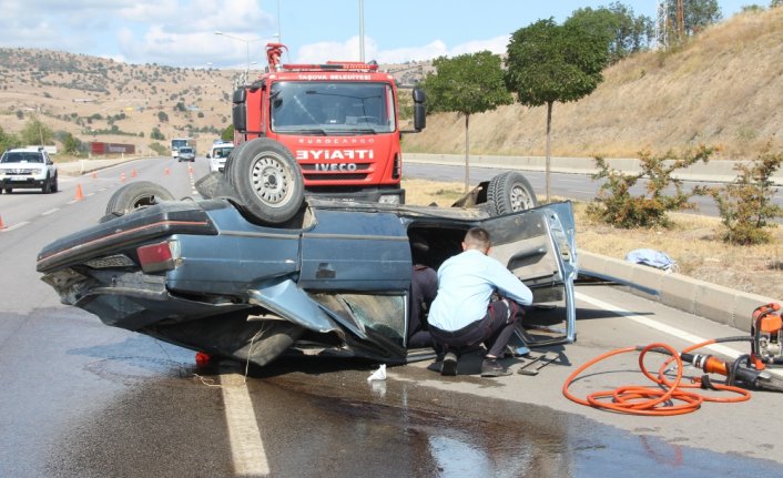 Amasya'da devrilen otomobilin sürücüsü yara almadan kurtuldu