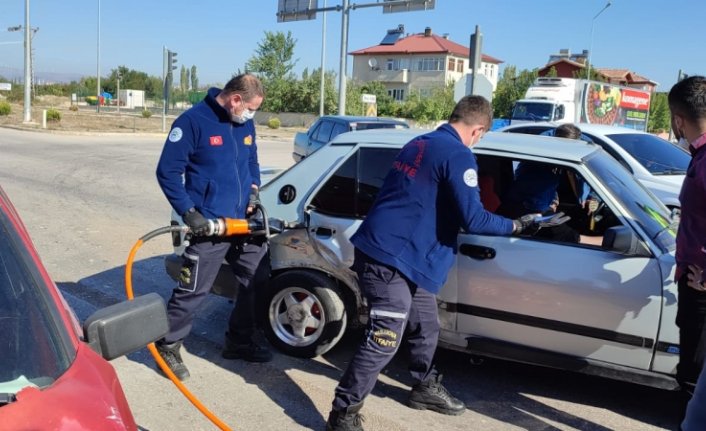 Amasya'da iki otomobilin çarpıştığı kazada 5 kişi yaralandı