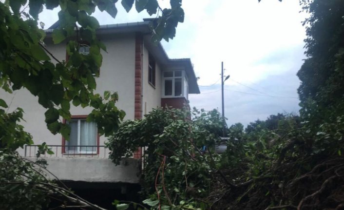 Artvin'de heyelan nedeniyle bir ev tedbiren boşaltıldı