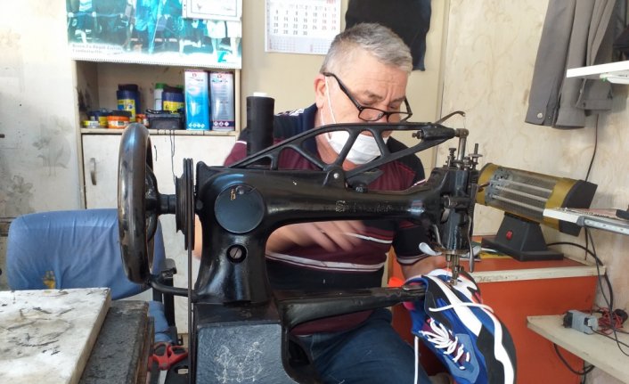 Ayakkabı imalatı ve tamirciliği mesleğini 43 yıldır ayakta tutmaya çalışıyor