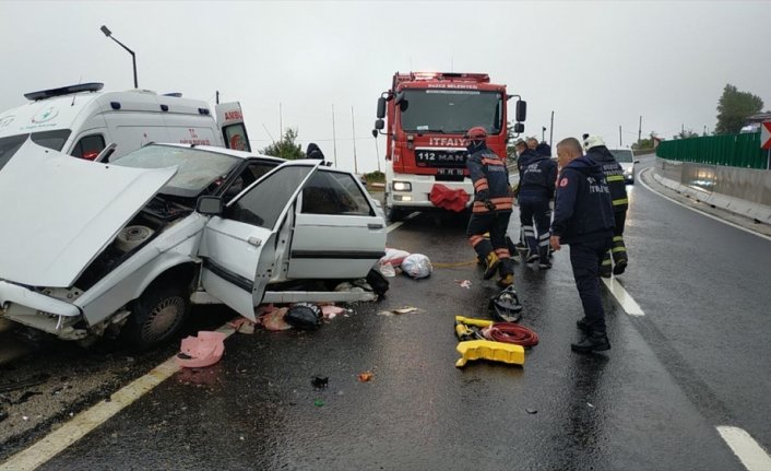 Bolu Dağı'nda bariyerlere saplanan otomobildeki 3 kişi ağır yaralandı
