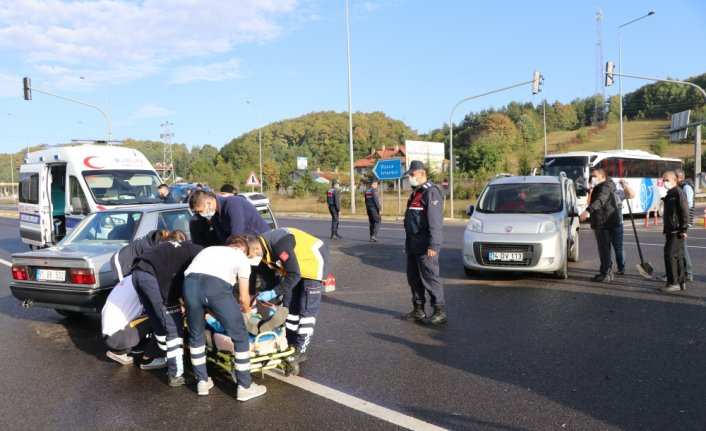 Bolu'da hafif ticari araç ile otomobil çarpıştı: 1 yaralı
