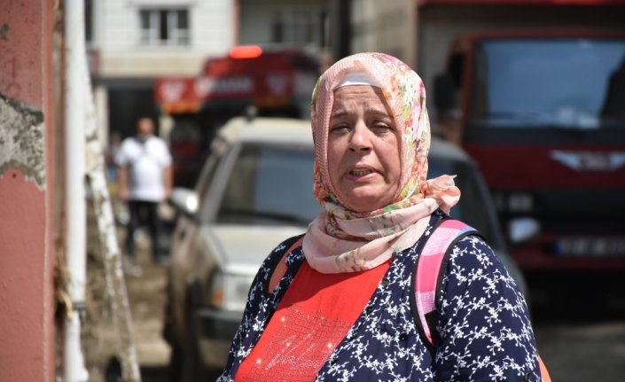 Çocuklar korkmasın diye sel felaketini 