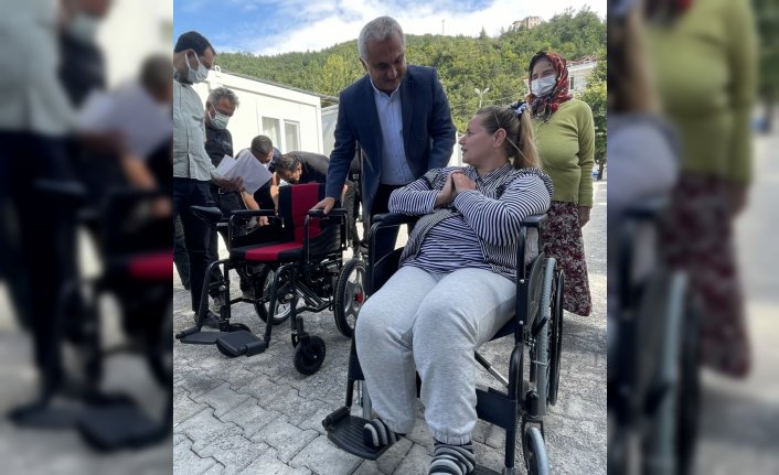Engelli selzedeye akülü tekerlekli sandalye hediye edildi