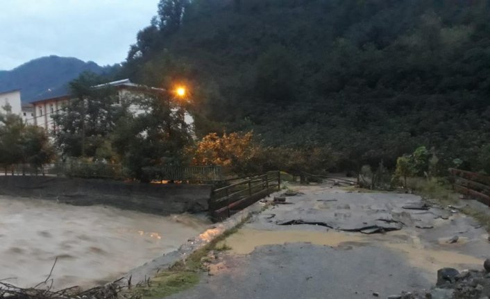 Giresun'da dere suyu bahçesine dolan okulda eğitime ara verildi