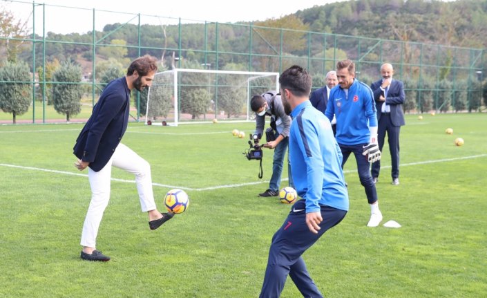 Hamit Altıntop'tan İşitme Engelliler Milli Futbol Takımı'na destek