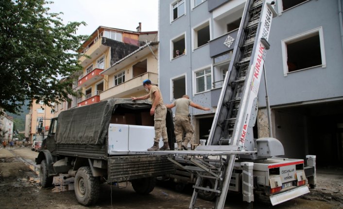Jandarma selden etkilenen 280 ailenin eşyasını taşıdı