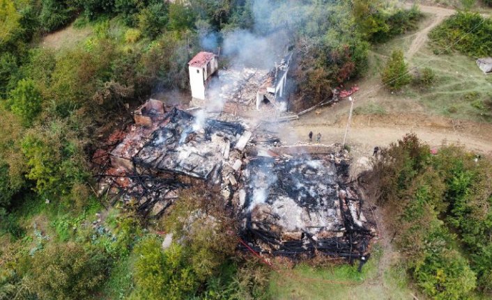 Karabük'te çıkan yangında 4 ev kullanılamaz hale geldi