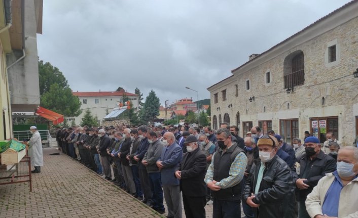 Karabük'te trafik kazasında ölen baba-oğul, son yolculuğa uğurlanıyor