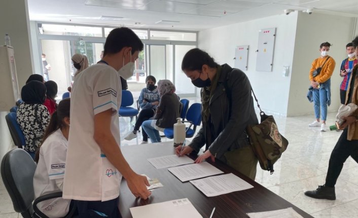 Karabük'te üniversite öğrencileri, aşılarını uygulama merkezinde oluyor