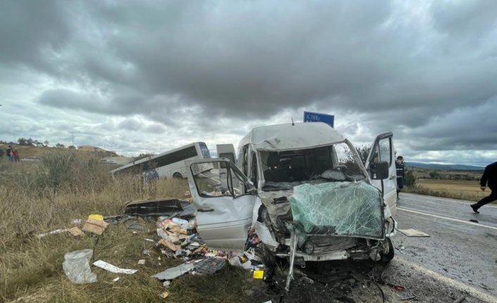 Kastamonu'da yolcu otobüsü ile minibüs çarpıştı, 8 kişi yaralandı