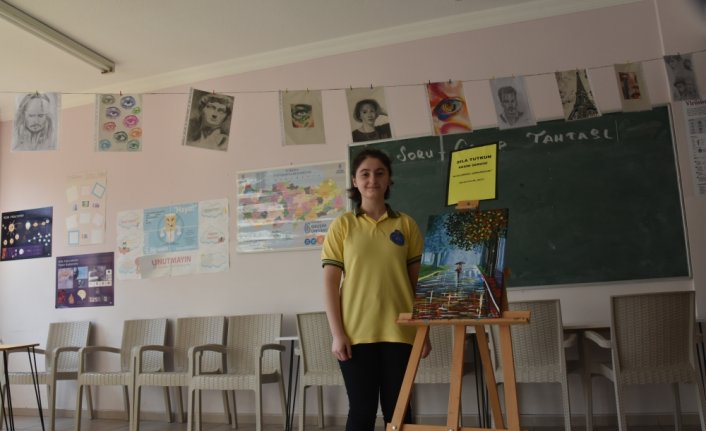 Lise öğrencisi resimlerini okulunda sergiliyor