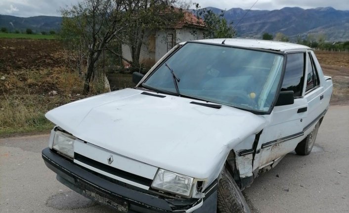 Mobil aşı ekibinin aracının otomobille çarpışması sonucu 3 kişi yaralandı