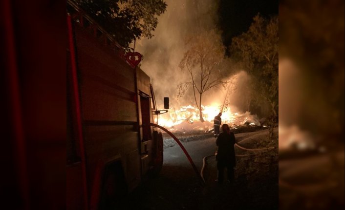 Mudurnu'da 3 ev yangında kullanılamaz hale geldi
