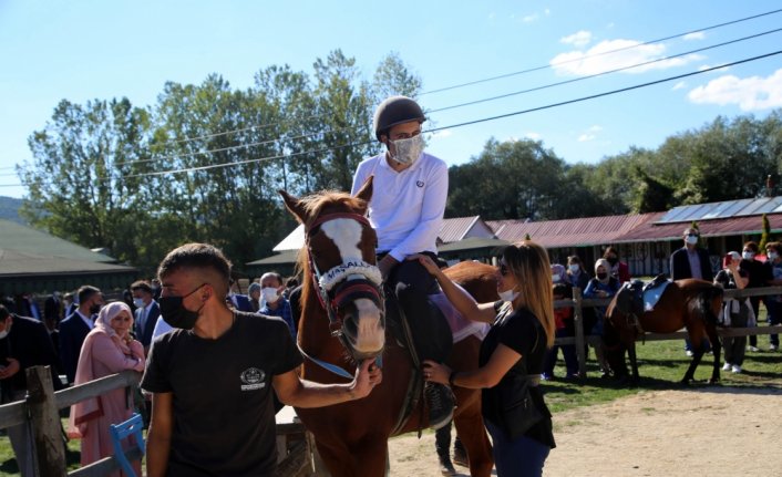 Özel bireyler atla terapi edilecek