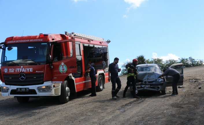 Samsun'da iki aracın çarpıştığı kazada biri hamile 2 kadın yaralandı