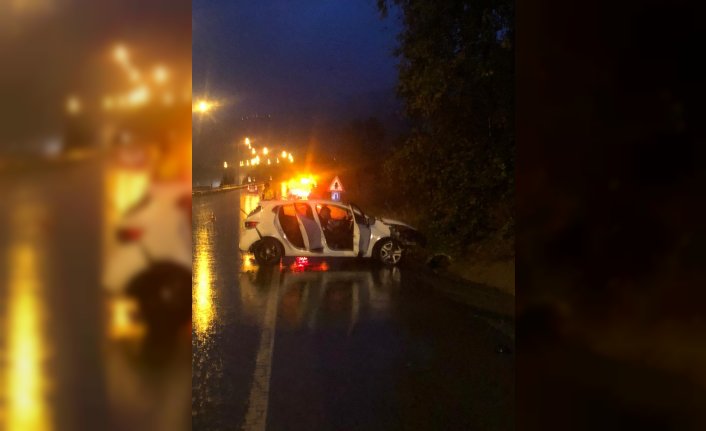 Samsun'da refüje çarpan otomobildeki 3 kişi yaralandı