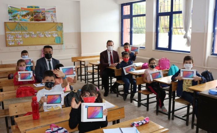 Selden etkilenen Zafer köyünde öğrencilere tablet bilgisayar dağıtıldı