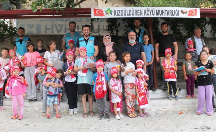 Taşova'da İyilik Hareketi gönüllüleri köy çocuklarına hediye dağıttı