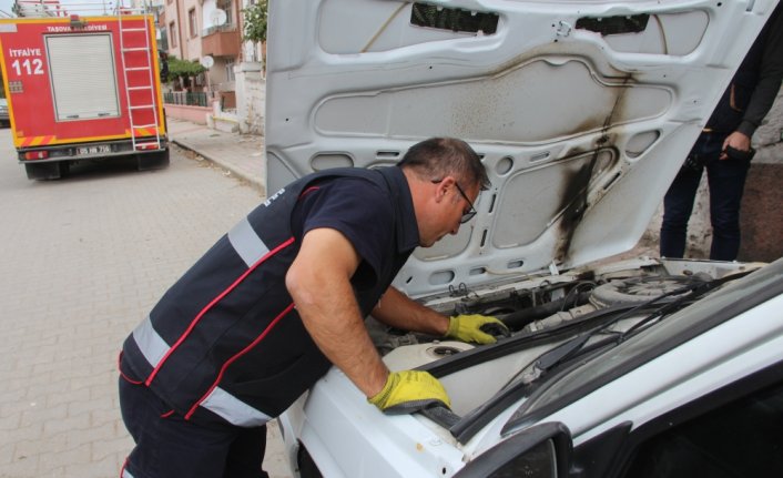 Amasya'da otomobilin motor kısmına sıkışan kediyi itfaiye kurtardı