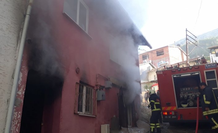 Amasya'da yangına müdahale eden itfaiye eri dumandan etkilendi