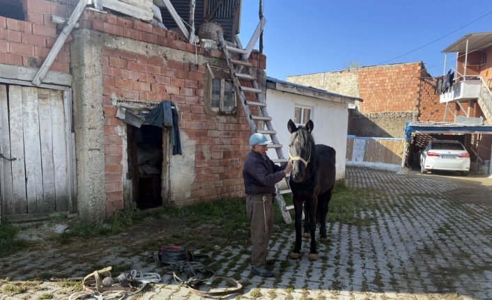 Atıyla aşındırdığı yollarda 54 yıldır köy köy gezip çerçilik yapıyor