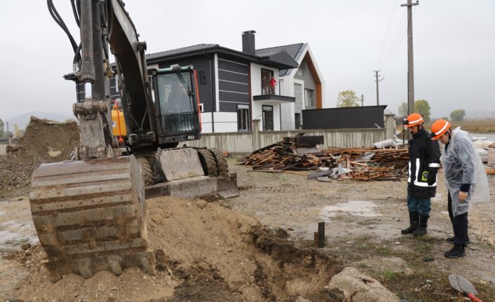 Bolu'da 5 metrelik kuyuya düşen köpek iş makinesi yardımıyla kurtarıldı