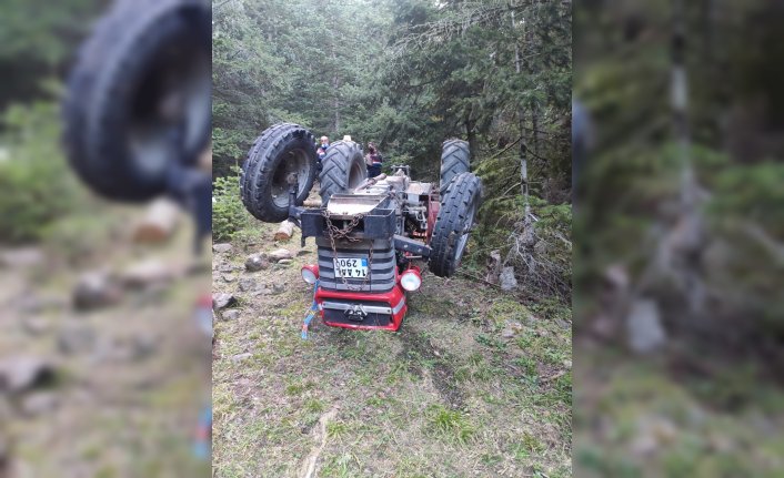 Bolu'da devrilen traktörün arkasına bağlı tomrukların altında kalan sürücü hayatını kaybetti
