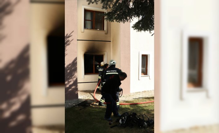 Bolu'da itfaiye erleri yangın çıkan evde uzun süre kayıp kediyi aradı