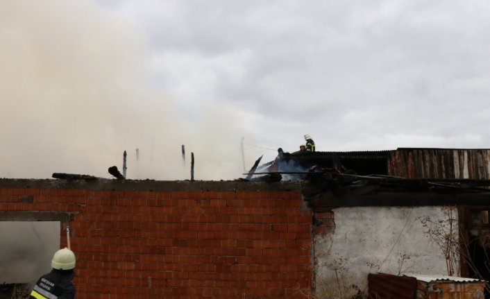 Bolu'da, odunlukta çıkan yangın evlere sıçramadan söndürüldü