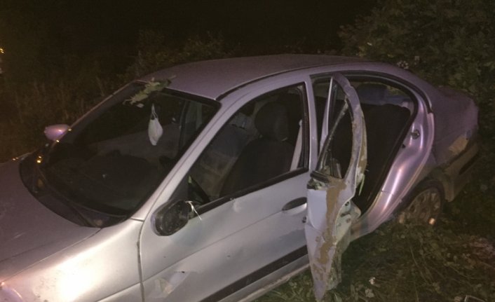 Çarşamba'da otomobilin refüje çarptığı kazada 2 kişi yaralandı