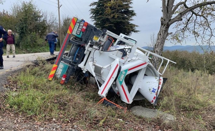 Düzce'de devrilen beton mikserin sürücüsü yaralandı