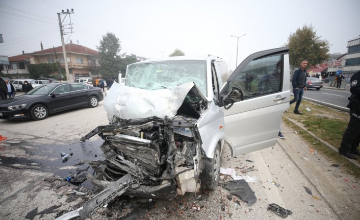 Düzce'de iki minibüsün çarpıştığı kazada 1 kişi öldü, 4 kişi yaralandı