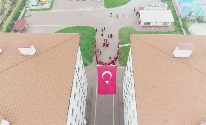 Düzce'de üniversite öğrencileri gökyüzüne 98 Türk bayraklı balon bıraktı