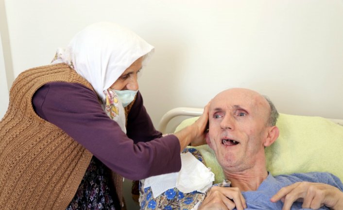 Fedakar anne yatağa bağımlı çocuklarına özenle bakıyor