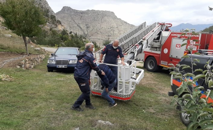 Gümüşhane'de onarmak için çıktığı çatıdan inemeyen adamı itfaiye kurtardı