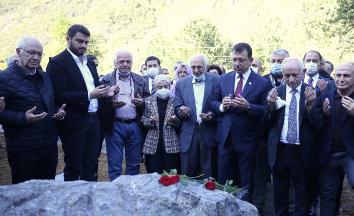 İstanbul Büyükşehir Belediye Başkanı İmamoğlu, Özkan Sümer'in mezarını ziyaret etti